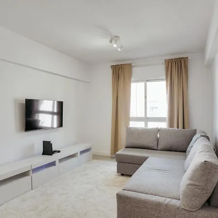 Bright & Family Flat In Paco De Arcos By Hostwise