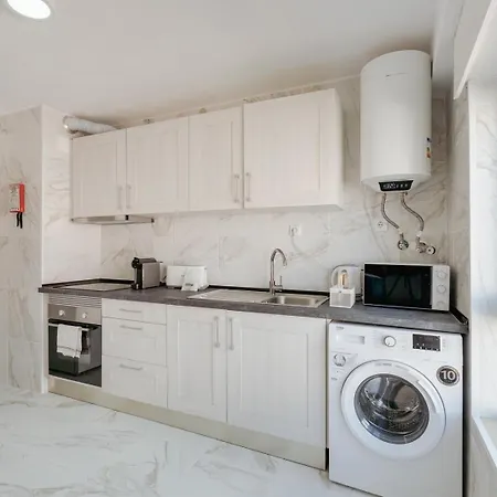 Bright & Family Flat In Paco De Arcos By Hostwise アパート リスボン